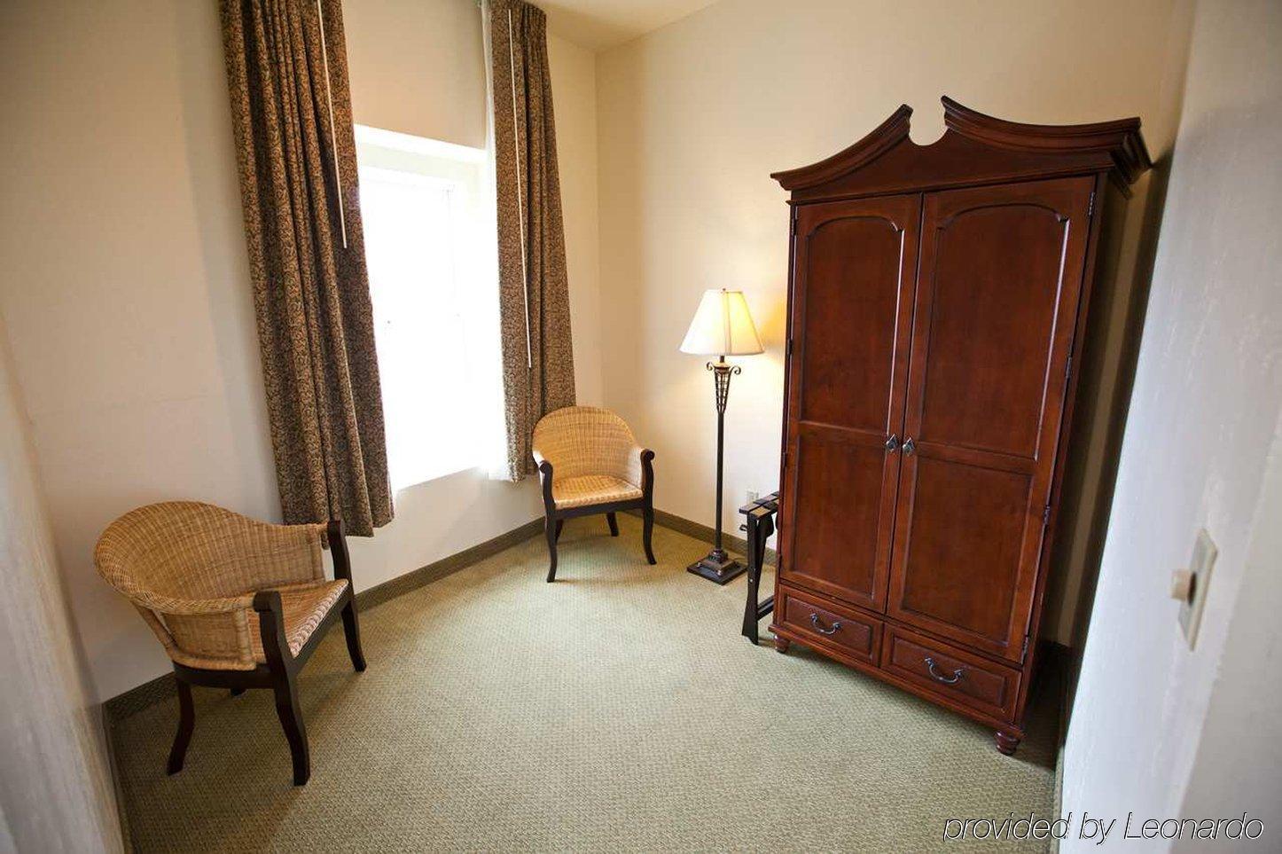 Embassy Suites Charleston - Historic District Номер фото