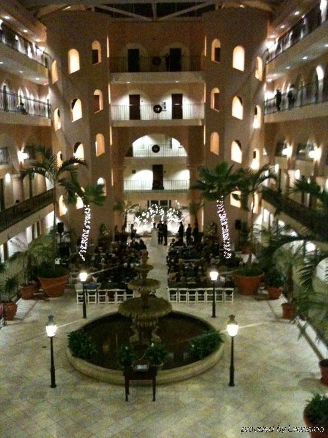 Embassy Suites Charleston - Historic District Интерьер фото